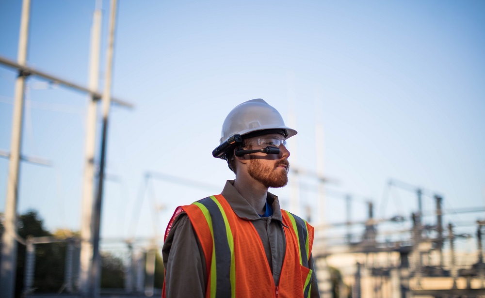 Lineman con auriculares de soporte virtual